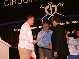 Entrega de Premio a M. Gagner durante la Inauguración del Congreso
