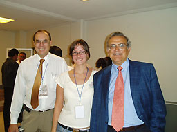 FOTO 2. Prof. Represa con Dr. Justo Janeiro  y con Iris Sánchez Egido, autora del reportaje.