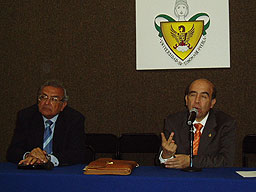 FOTO 1. Prof. J. Álvarez Fernández-Represa (UCM) y Prof. A. Carrasco.