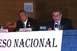 Prof. J. Alvarez Fernández-Represa (a la izquierda) y Prof. C. Vara Thorbeck, Moderador y Presidente de la Mesa, respectivamente.