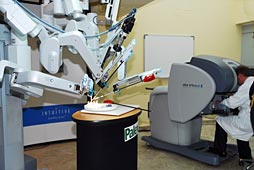 Robot Da Vinci instalado para su utilización por los asistentes a las Jornadas 2