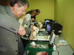 Dr. G. Vesperinas (Participante del curso. Hospital La Paz) probando el simulador físico SEPEC