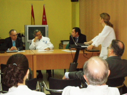 De izquierda a derecha en la Mesa, Dr. Miras Estacio (ponente), Prof. J. Alvarez Fernández-Represa (moderador), Dr. R. Peromingo Fresneda (ponente) y de pie, Dra. C. Hernández Pérez (ponente), durante la Sesión Audiovisual de Cirugía Bariátrica