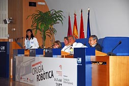 Componentes de la Mesa de Formación en Cirugía Robótica durante la ponencia de la Dra. E. Ortiz Oshiro