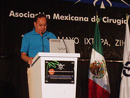 Dr. Humberto Vázquez Sanders clausurando el Congreso