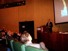 Dr. B. Dunkin durante su conferencia.
