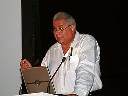 Dr. Moses Jacobs durante una conferencia